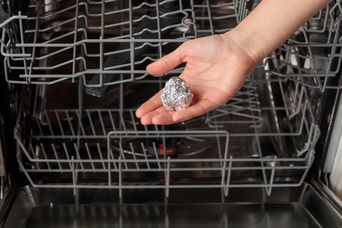 Die Lösung für stumpfes Besteck: Aluminiumfolie im Geschirrspüler