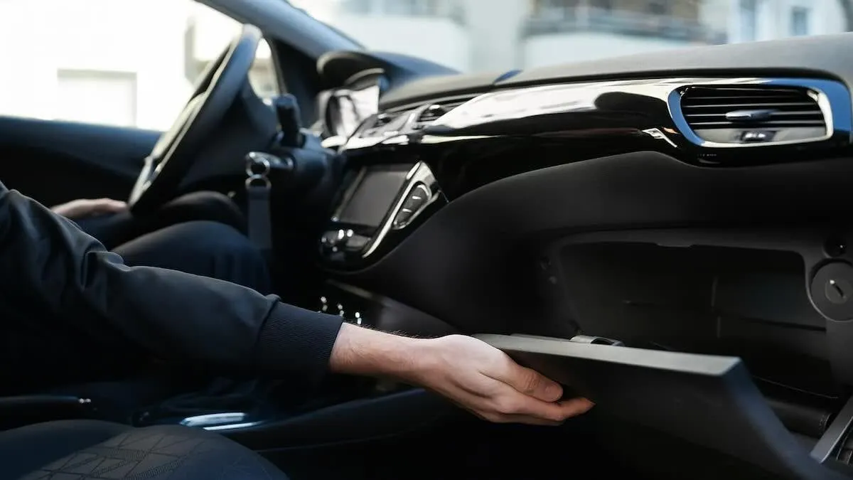 Das Handschuhfach offen lassen: Ein einfacher Trick gegen Diebstahl